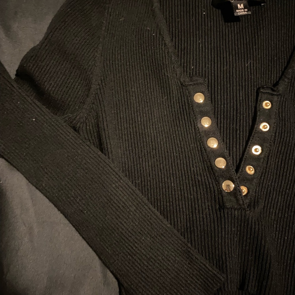 black long sleeve crop top